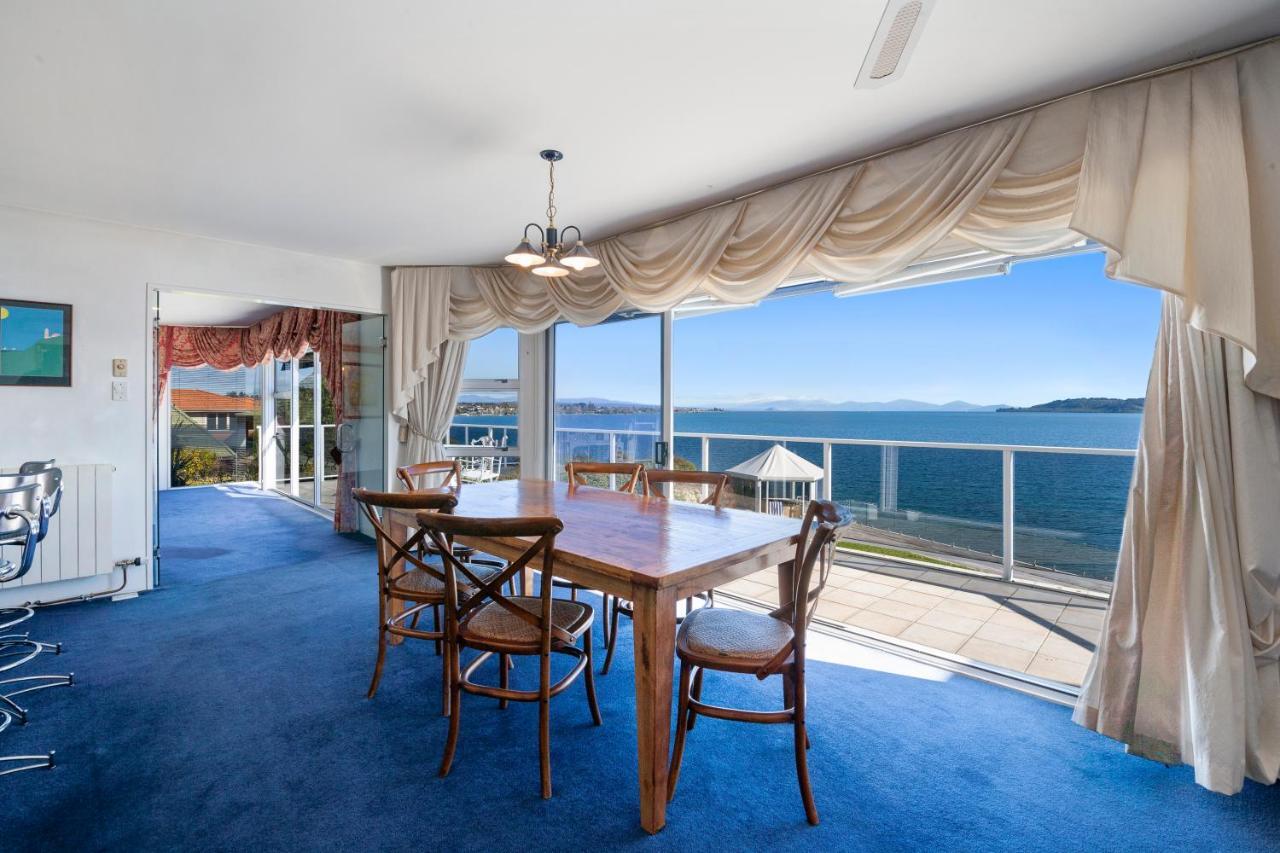 Spectacular Lakefront Home Taupo Exterior foto