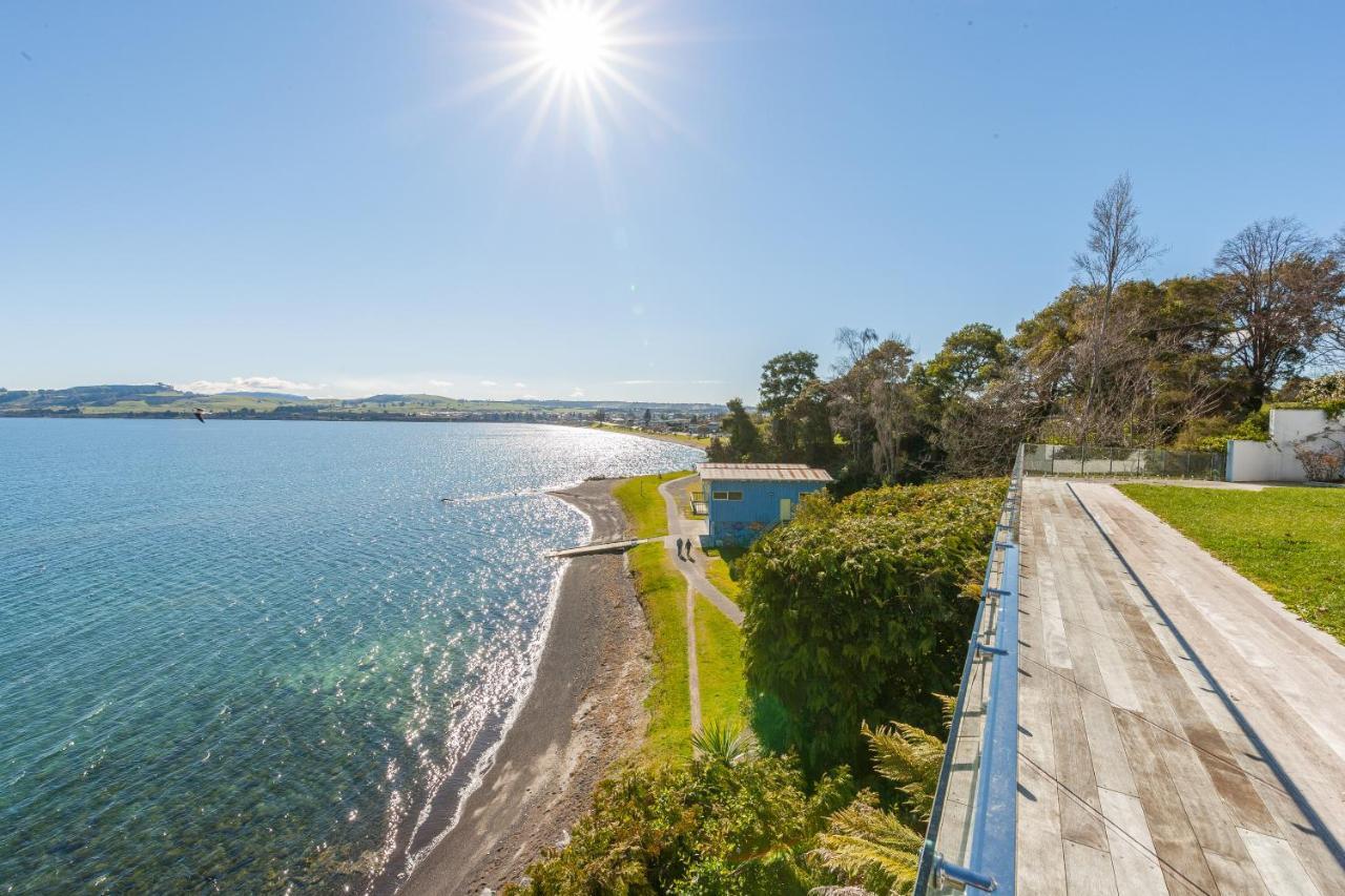 Spectacular Lakefront Home Taupo Exterior foto